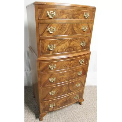 Bow Front Chest Kommode aus Walnussholz, Original 1920