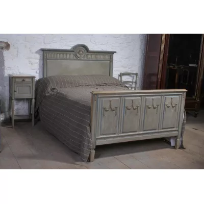 Wundervolles Original bemaltes, französisches Queen Size Bett mit Nachttisch und Stühlen, 1900