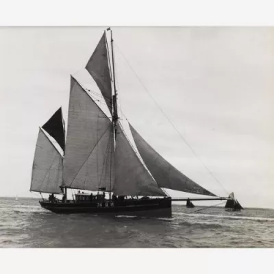 Früher fotografischer Druck von Beken von Cowes - Brixam Segel Trawler BM76 von ca. 1890