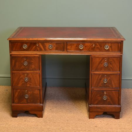 Kleiner Original Viktorianischer Mahagoni Pedestal Desk, Mahagoni Massivholz, 1890