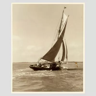 Yacht Alpha, früher Silberner Fotodruck von Beken von Cowes, 1890