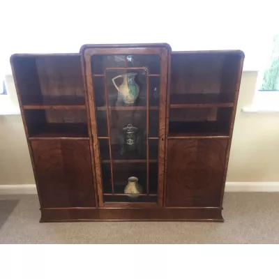 Eine Art Deco Nussbaum Vitrine mit Bücherregal von ca. 1930