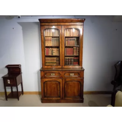 Antiker Originaler viktorianischer zweitüriger Bücherschrank aus Nussbaum von ca. 1870