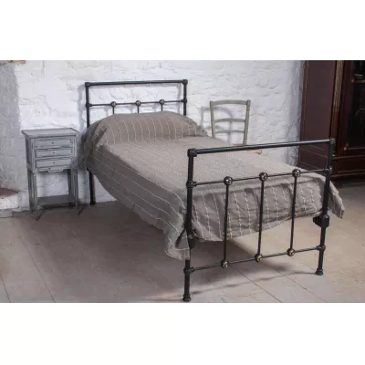 Britisches antikes Einzelbett, komplett aus Eisen, professionell restauriert, 1900