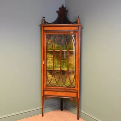 Antiker Viktoriansicher Auffallender aus Mahagoni und Satinholz verglaster Eckschrank von ca. 1890