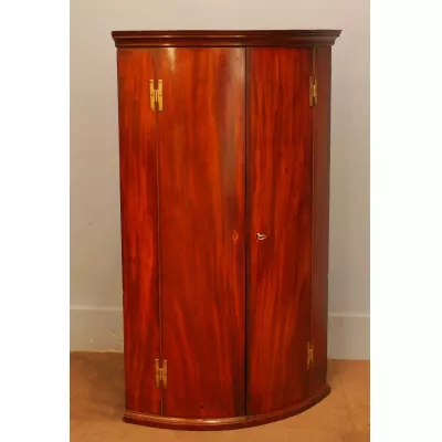 Aberundeter Mahagoni Eckschrank aus dem 18.Jh