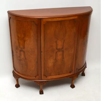 Antiker Abgerundeter Bug Nussbaum Schrank von ca. 1920