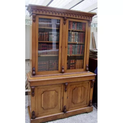 Bücherregal aus dem 19. JH in goldener Eiche.