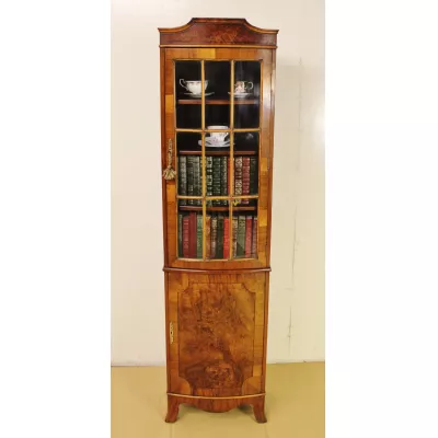 "Schlankes Wurzel Nussbaumholz Bücherregal" von ca. 1900