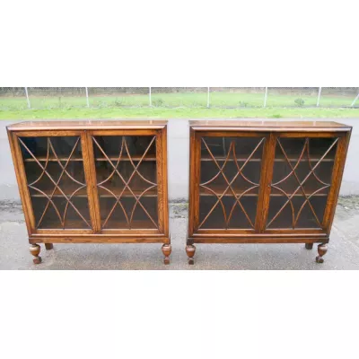  bookcase cabinets Paar Vitrinenschränke  aus Eichenholz   England 1920 