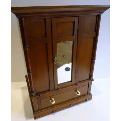 Bezaubernder antiker englischer Kiefern Puppenkleiderschrank von ca. 1900