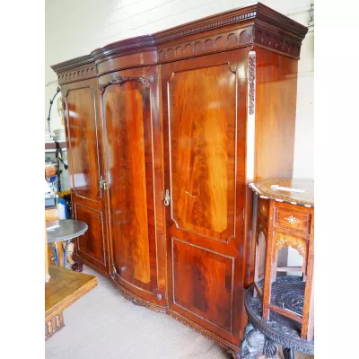 Mahagoni Dreifachkleiderschrank von ca. 1910