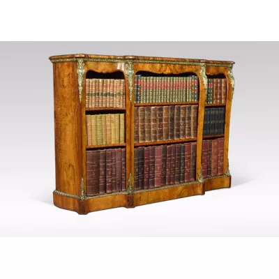 "Viktorianisches montiertes offenes Nussbaum Breakfront Bücherregal mit Ormolu Beschlägen" von ca. 1860