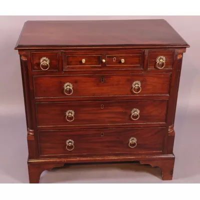 Außergewöhnliche georgische kleine Kommode von ca. 1760