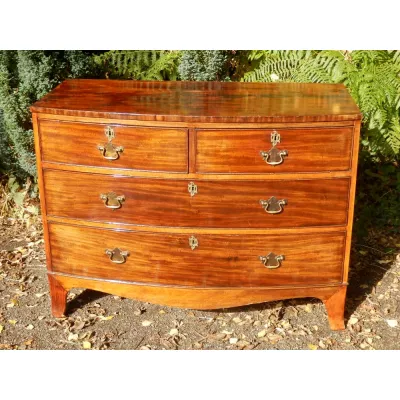 Georgische Kommode mit Bug-Front aus dem 18./19.JH