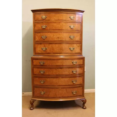 Tolle Grat Nussbaum Tallboy Kommode mit abgerundeter Front von ca. 1920