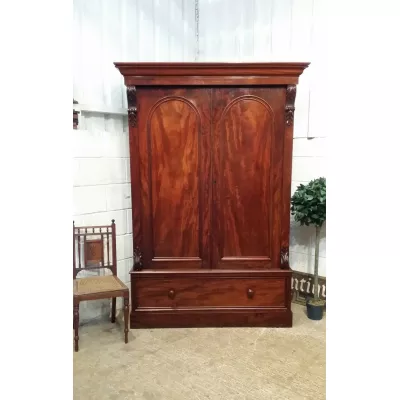 Antike früh viktorianische Mahagoni Doppel Garderobe von ca. 1840