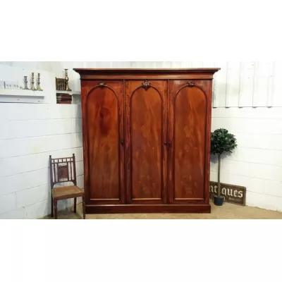 Antiker viktorianischer Mahagoni dreifach Kleiderschrank von ca. 1880