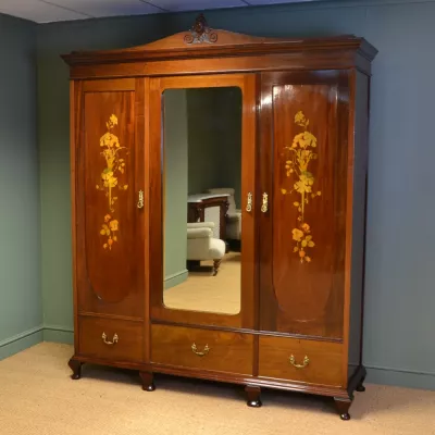 Eleganter viktorianischer Nussbaum eingelegter antiker dreifacher Kleiderschrank von ca. 1890