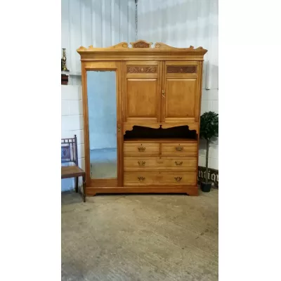Britischer Kleiderschrank massive Esche antik 1900