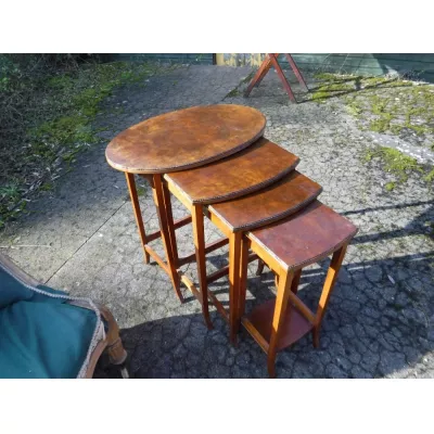 Antikes Set Kleine Tische Beistelltische Nussbaum massiv 4 Stück 1910