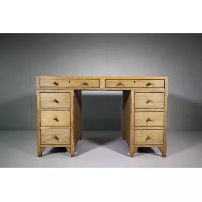 Britischer Antiker Pedestal Schreibtisch aus massiver Eiche 1930