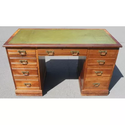 Antiker Englischer Edwardischer Massiver Nussbaum Schreibtisch von Gillow ca. 1900