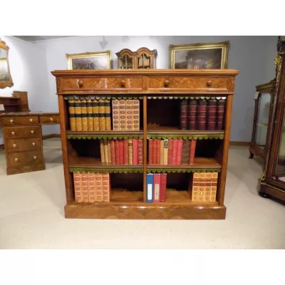 Englisches Antikes Voktorianisches Qualitativ hochwertiges Grat Nussbaum Massivholz offenes Bücherregal 1860-1870