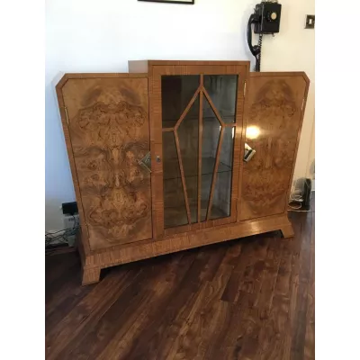 Antike Art Deco Vitrine von Maurice Adams aus massivem Nussbaumholz von ca. 1930