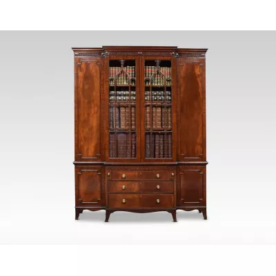 Mahagoni viertüriges Breakfront Bücherregal von kleinen Proportionen von ca. 1910