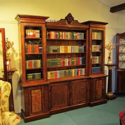 Antikes Viktorianisches Nussbaum Breakfront/ Bücherschrank aus dem 19. JH