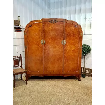 Antiker Englischer Nussbaum Kleiderschrank ca. 1920