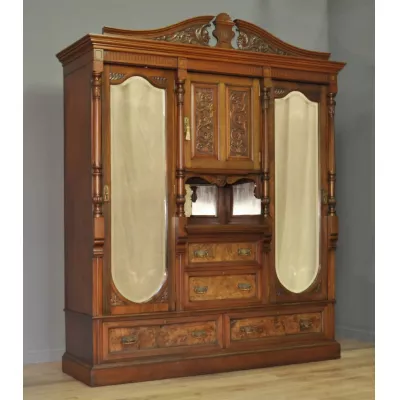 Viktorianischer original antiker Nussbaum Kleiderschrank ca. 1850