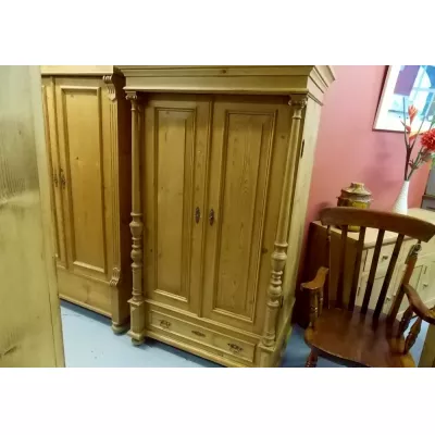 Kleiner original antiker europäischer Kleiderschrank Kiefernholz englisch 1910