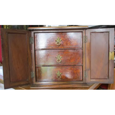 Antiker Viktorianischer Grat Nussbaum Mahagoni Sammler Schrank ca. 1870