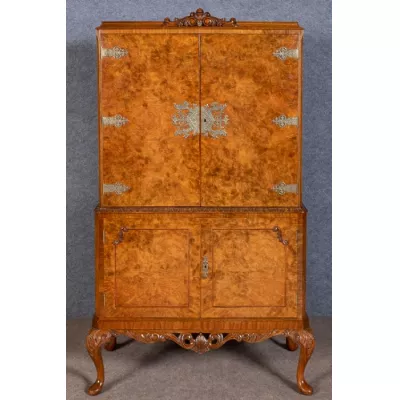 Original Antiker Englischer Nussbaum Queen Anne Stil Cocktail-Schrank ca. 1920