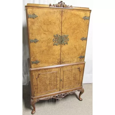 Antiker Englischer Grat Nussbaum Queen Anne Cocktail Schrank ca. 1920