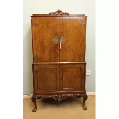 Feiner englischer antiker Grat Nussbaum Queen Anne Cocktailschrank ca. 1920