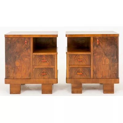Schönes Paar antiker französischer Art Deco Nussbaum Nachttische ca. 1930
