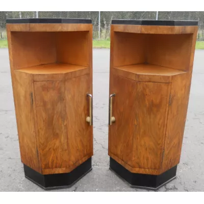 Englisches Paar original antike Art Deco Nussbaum Nachttische ca. 1930