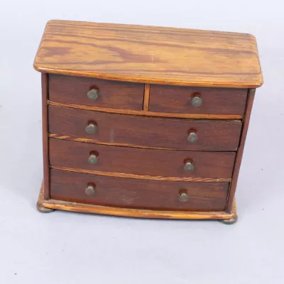Wunderbare Antike Englische Kiefern Miniatur Kommode ca. 1860