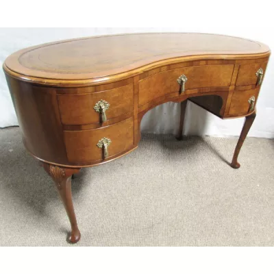 Großartiger antiker kleiner Schreibtisch Nussbaum Nierenform England 1920