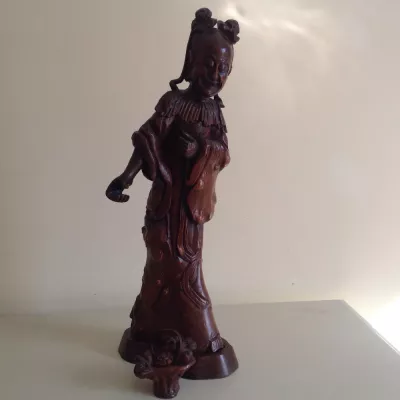 Stilvolle Chinesische Holzskulptur Frau mit Korb antik ca. 1800