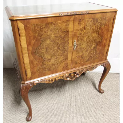 Ausgezeichnetes antikes englisches Nussbaum Sideboard ca 1920