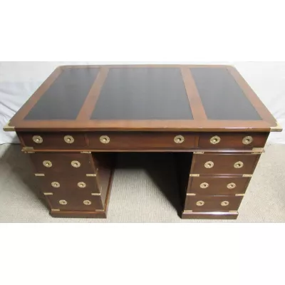 Toller antiker Nussbaum Militär Pedestal Schreibtisch englisch 1920