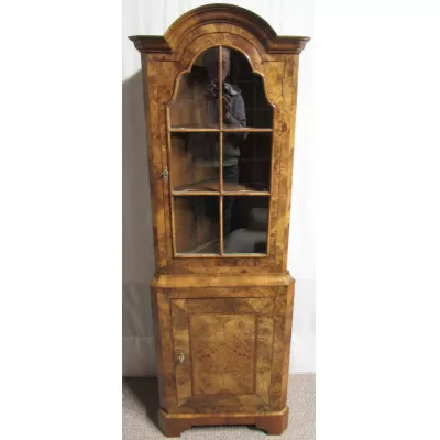 Bezaubernder englischer Queen Anne Nussbaum Eckschrank Eiche antik 1920