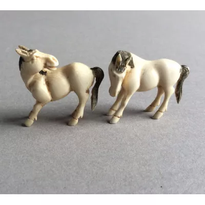 Bezaubernde Chinesische geschnitzte Elfenbein Pferde figuren antik ca. 1860