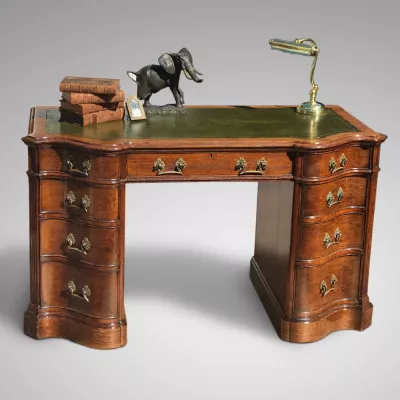 Original Antiker Englsicher Eichen Serpentinenfront Schreibtisch ca. 1880