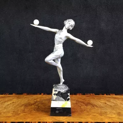 Beeindruckende Englische Antike Art Deco Spelter Figur einer Dame ca. 1930