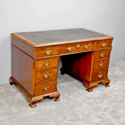 Fantastischer antiker georgianischer Nussbaum Schreibtisch George II englisch 1880